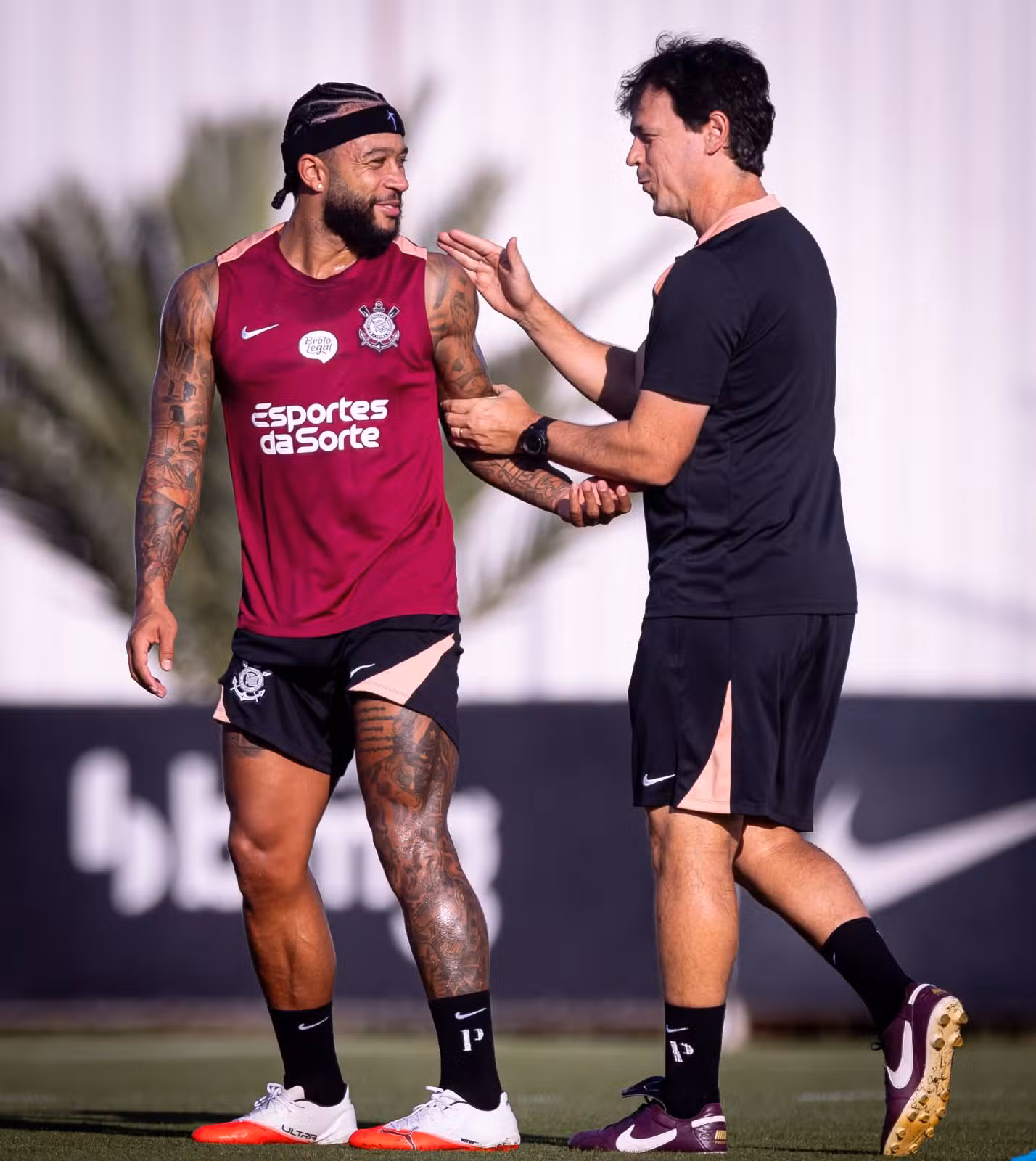 Escalação do Corinthians: Diniz define Carrillo e testa Memphis