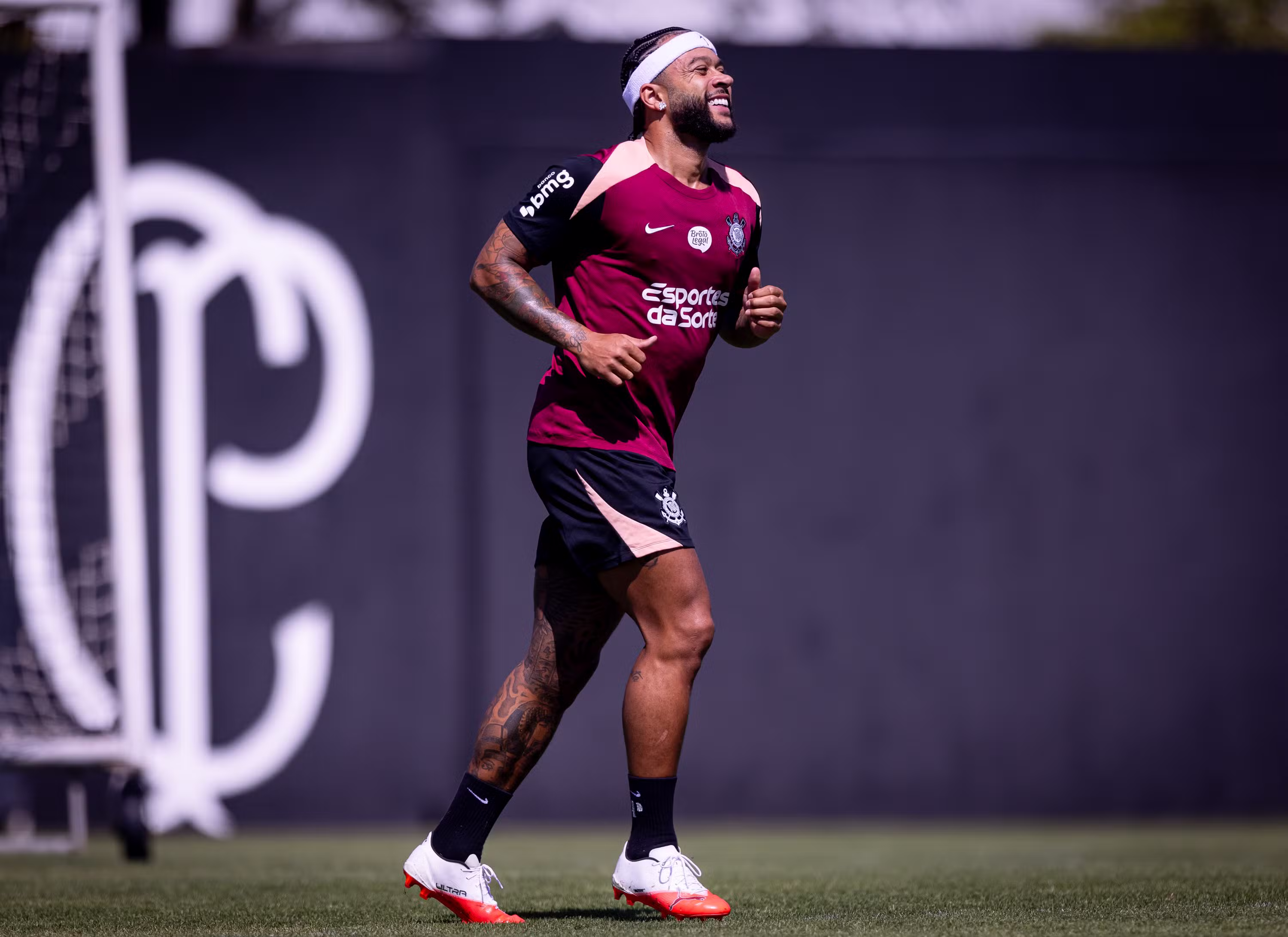 "Rasguem os recibos": Corinthians rebate provocação do Palmeiras