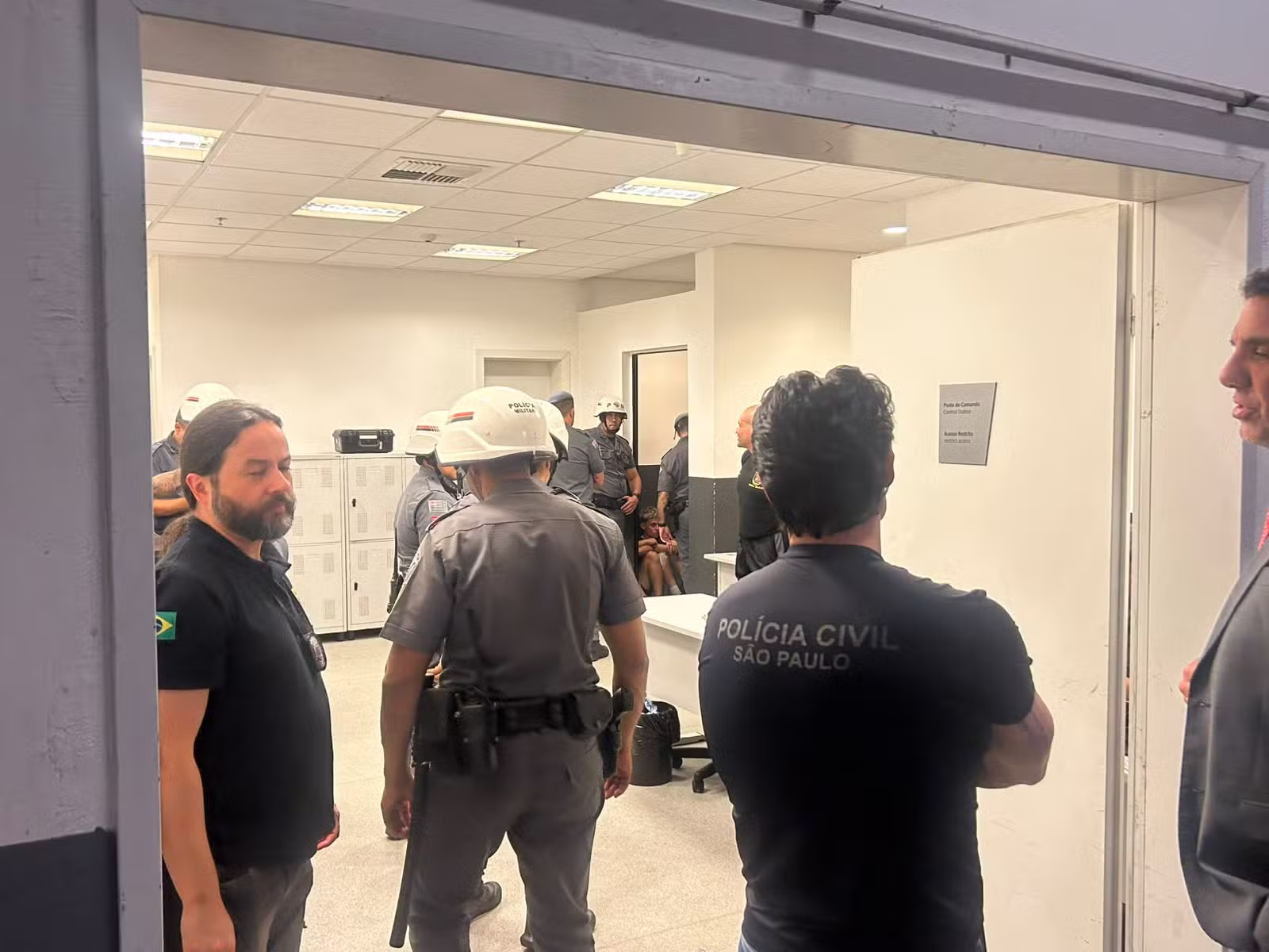 Torcedores de Corinthians e Rosario são levados pela PM a Juizado