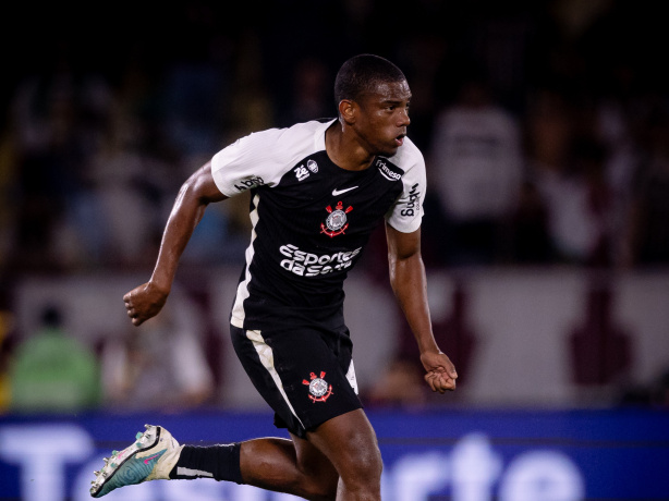 André corre em campo durante partida com a camisa do Corinthians André corre em campo durante partida com a camisa do Corinthians