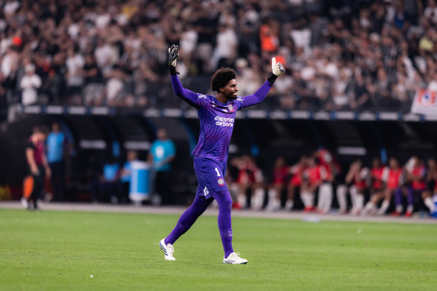 Goleiro do Corinthians destaca lição após queda na Copa do Brasil e mira título da Libertadores
