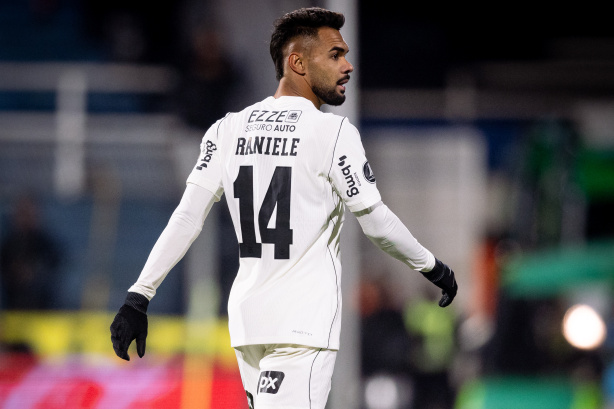Raniele se desculpa por expulsão e agradece companheiros por entrega em classificação do Corinthians