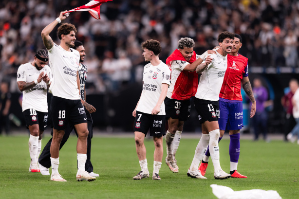 Corinthians espanta fantasma das oitavas de Libertadores e conquista feito inédito na Arena em notícia do Corinthians