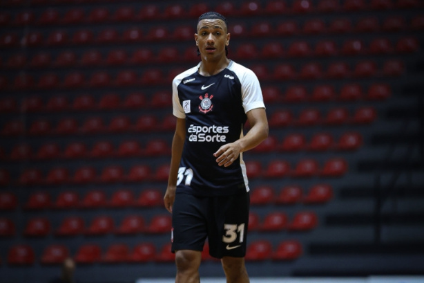 Corinthians testa artilheiro do futsal no campo a pedido de Fernando Diniz em notícia do Corinthians