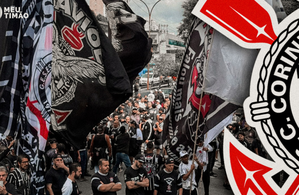 Torcedores do Corinthians manifestam em frente ao Parque São Jorge.
