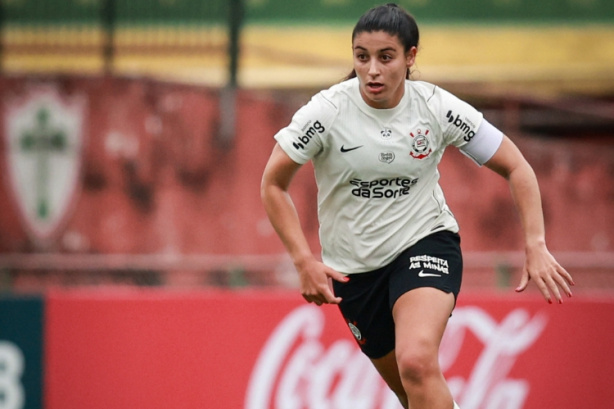 Jogadoras do Corinthians Feminino em campo durante aquecimento na Fazendinha.