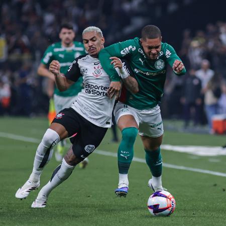 Jogadores do Corinthians em campo durante partida contra o Palmeiras no Nubank Parque.