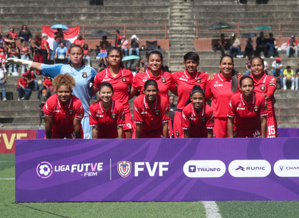 Jogadoras do time feminino do Corinthians em campo durante treinamento