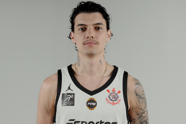 Foto de Kaick Ferrari com a camisa do basquete do Corinthians.