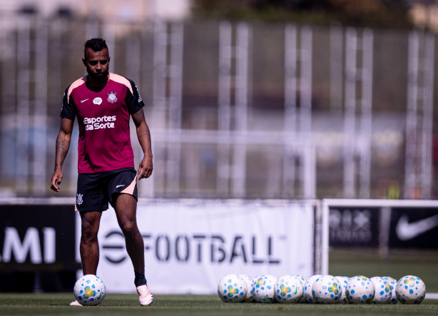 Volante Alex Santana durante treinamento do Corinthians no CT Joaquim Grava.