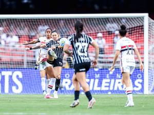 Jogadoras do Corinthians Feminino em campo durante partida do Brasileirão