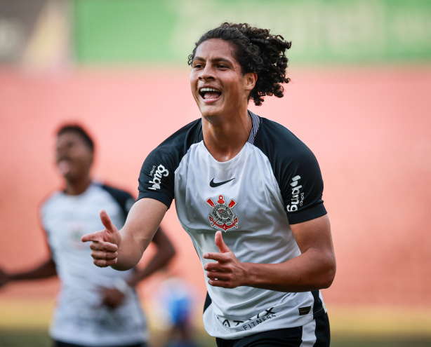 Atacantes do Corinthians comemoram gol em partida da base.