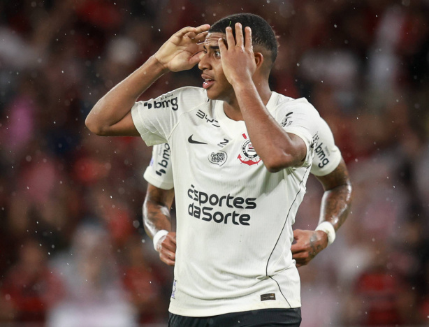 Atacante Gui Negão em campo vestindo a camisa do Corinthians. Atacante Gui Negão em campo vestindo a camisa do Corinthians.