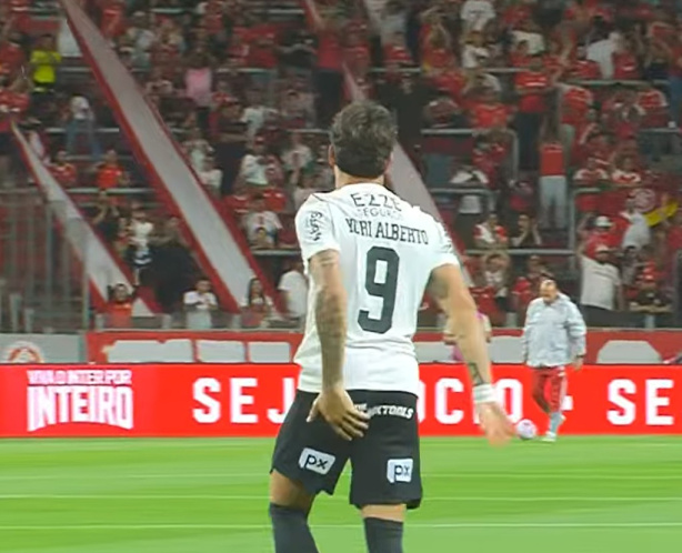 Atacante Yuri Alberto em campo durante partida pelo Corinthians.