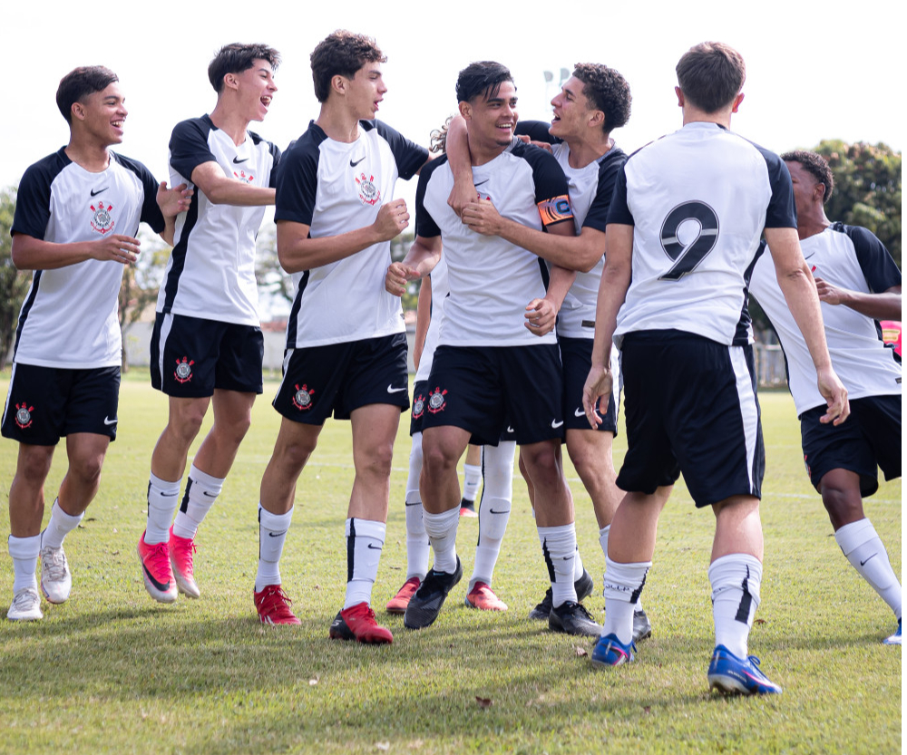 Jogadores do Corinthians Sub-15 comemoram gol em partida oficial. Jogadores do Corinthians Sub-15 comemoram gol em partida oficial.