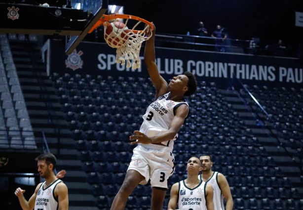 Jogadores do Corinthians em ação durante partida de basquete