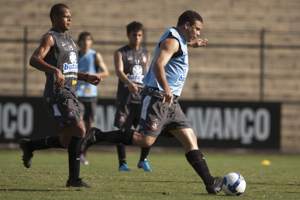 O ex-atacante Bill em momento de jogo com a camisa do Corinthians.