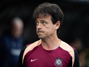 Fernando Diniz orientando jogadores do Corinthians em campo