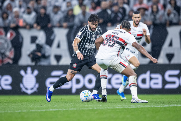 Jogadores do Corinthians em campo durante partida do Brasileirão.