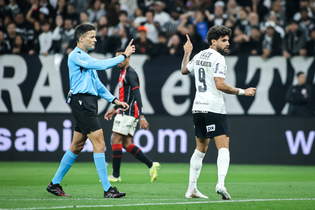 Árbitro de vídeo analisando lance do Corinthians em monitor na Neo Química Arena Árbitro de vídeo analisando lance do Corinthians em monitor na Neo Química Arena