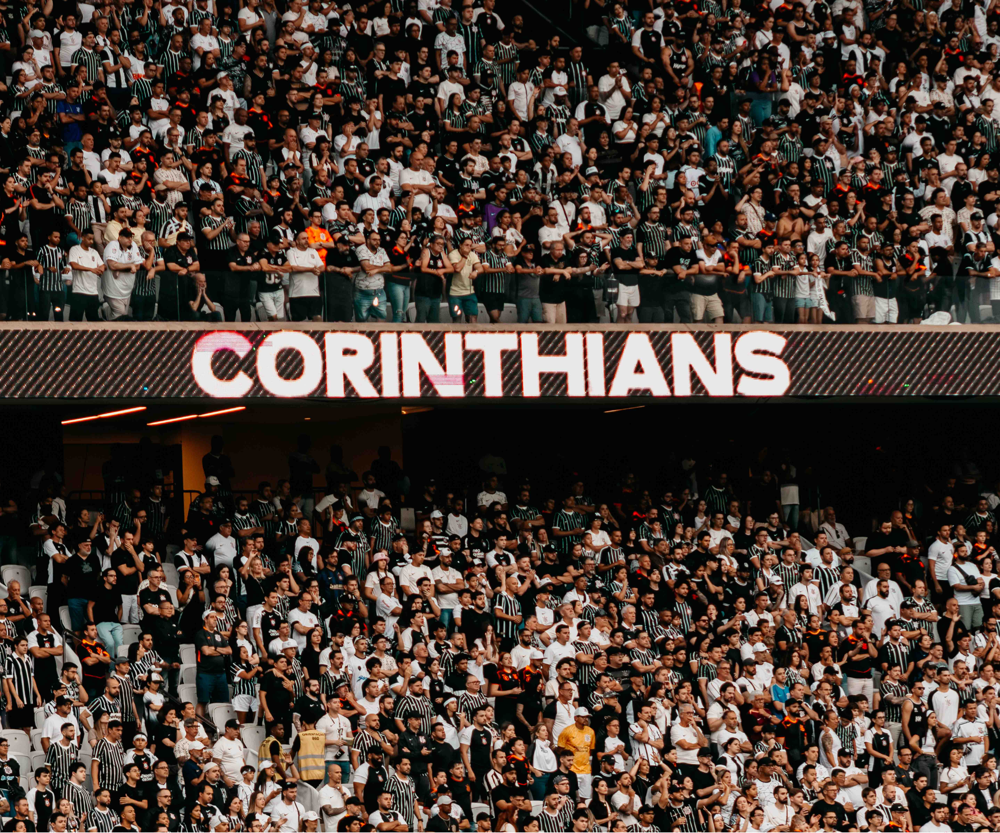 Torcida do Corinthians lotando as arquibancadas da Neo Química Arena durante clássico alvinegro. Torcida do Corinthians lotando as arquibancadas da Neo Química Arena durante clássico alvinegro.