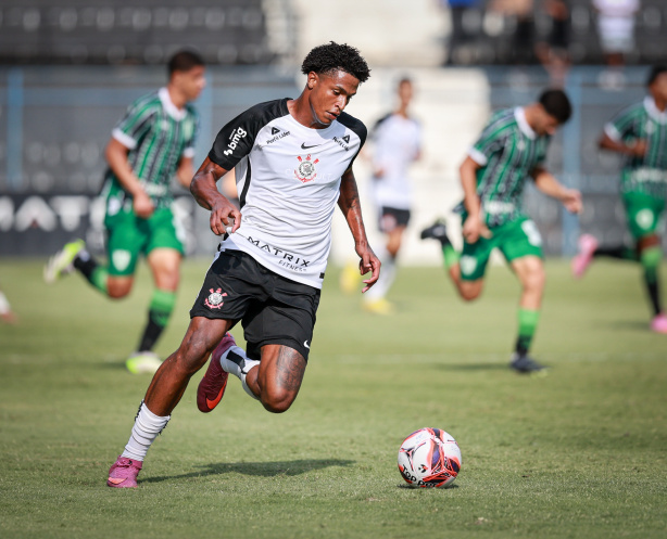 Foto do atacante Luiz Fábio Favela em ação pelo Corinthians Foto do atacante Luiz Fábio Favela em ação pelo Corinthians