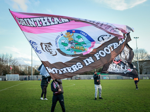 Escudos do Corinthians e do Corinthian-Casuals lado a lado. Escudos do Corinthians e do Corinthian-Casuals lado a lado.