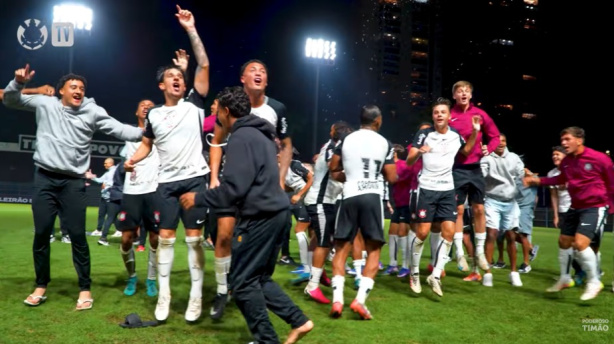 Jogadores do Corinthians Sub-17 comemoram classificação na Fazendinha