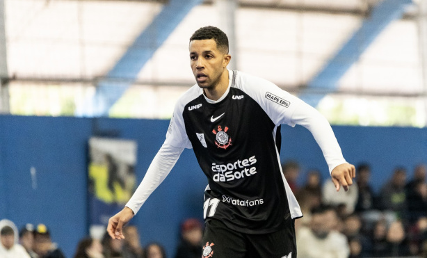 Jogadores do Corinthians de Futsal em quadra com uniforme alvinegro Jogadores do Corinthians de Futsal em quadra com uniforme alvinegro