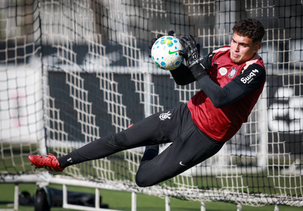 Goleiro Gustavo Milani em treinamento pela base do Corinthians. Goleiro Gustavo Milani em treinamento pela base do Corinthians.