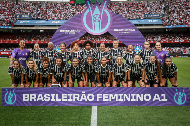 Jogadoras do Corinthians lamentam o vice-campeonato após o apito final.