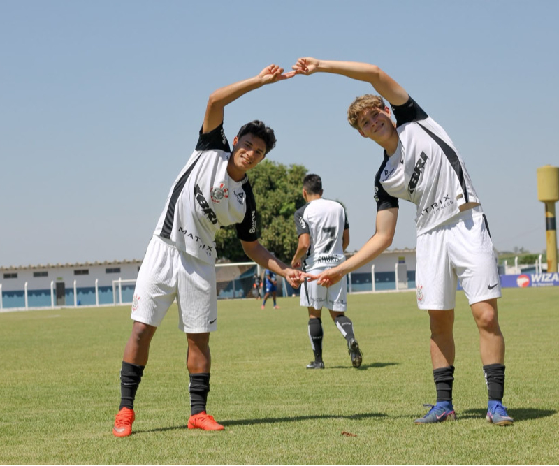 Jogadores do Corinthians Sub-17 comemoram gol em partida do Paulistão. Jogadores do Corinthians Sub-17 comemoram gol em partida do Paulistão.