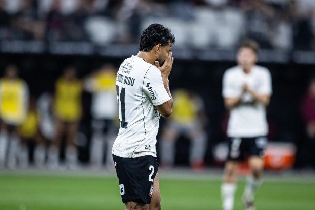 Jogadores do Corinthians em campo durante partida do Campeonato Brasileiro.