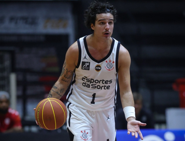 Jogadores do Corinthians em quadra durante partida do Paulista de Basquete.