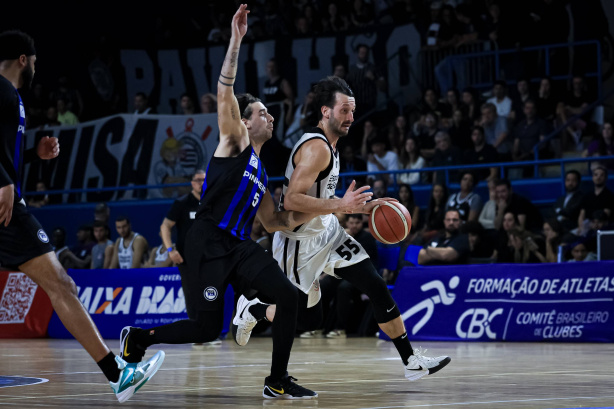 Jogadores do basquete do Corinthians em quadra durante partida do Campeonato Paulista. Jogadores do basquete do Corinthians em quadra durante partida do Campeonato Paulista.