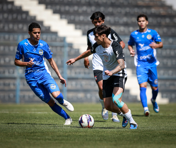 Jogadores do Sub-17 do Corinthians em treinamento com uniforme alvinegro.