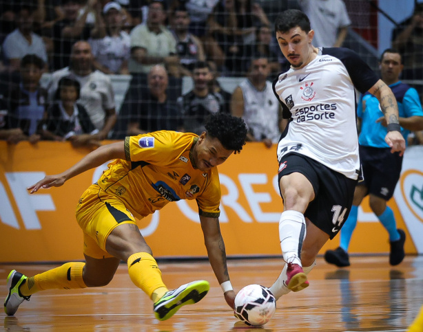 Jogadores do Corinthians em quadra de futsal durante partida no Ginásio Wlamir Marques.
