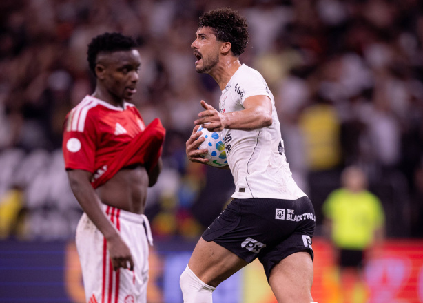 Jogadores do Corinthians em partida disputada contra o Internacional.