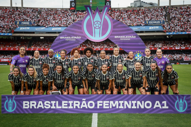 Elenco do Corinthians Feminino em campo durante treino oficial.