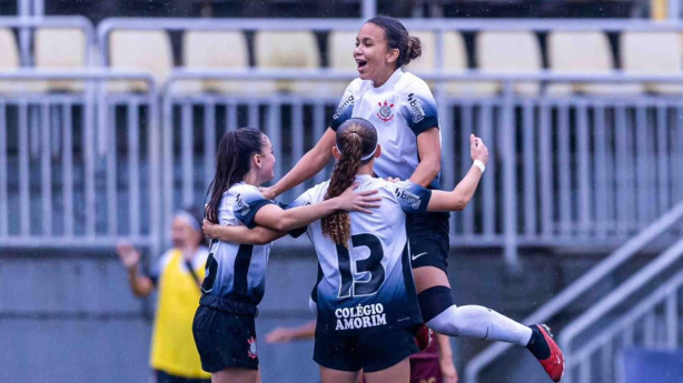 Time feminino sub-17 do Corinthians em campo.