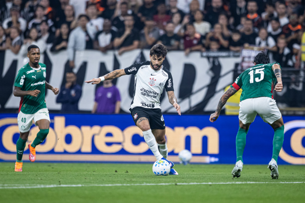 Jogadores do Corinthians em treino antes de clássico contra o Palmeiras