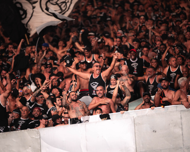 Torcida do Corinthians presente no setor visitante do estádio. Torcida do Corinthians presente no setor visitante do estádio.