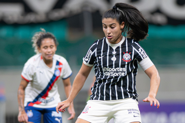 Jogadora do Corinthians Feminino em campo durante partida do Brasileirão. Jogadora do Corinthians Feminino em campo durante partida do Brasileirão.