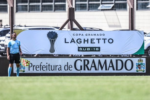 Jogadores da base do Corinthians em campo durante treinamento Jogadores da base do Corinthians em campo durante treinamento