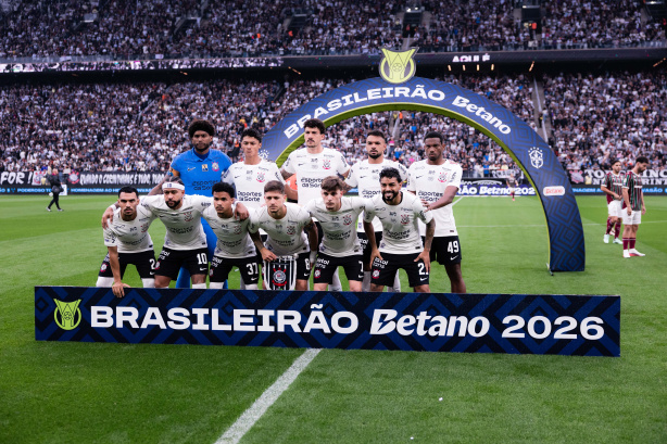 Campo de futebol com gramado impecável sob o sol, representando o início da temporada 2027 do Corinthians.