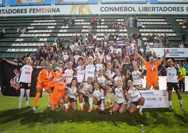 Jogadoras do Corinthians Feminino em campo durante partida oficial. Jogadoras do Corinthians Feminino em campo durante partida oficial.