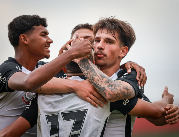 Elenco do Corinthians Sub-17 posicionado em campo durante partida na Fazendinha