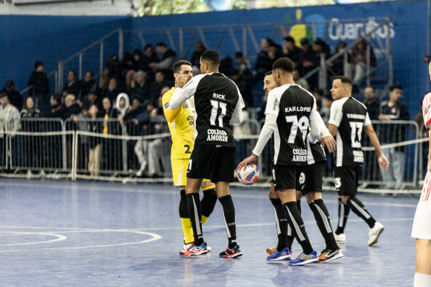 Jogadores do time de futsal do Corinthians em quadra durante partida no Ginásio Wlamir Marques. Jogadores do time de futsal do Corinthians em quadra durante partida no Ginásio Wlamir Marques.