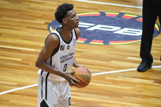 Jogadores do time de basquete Sub-22 do Corinthians em quadra no Ginásio Wlamir Marques.