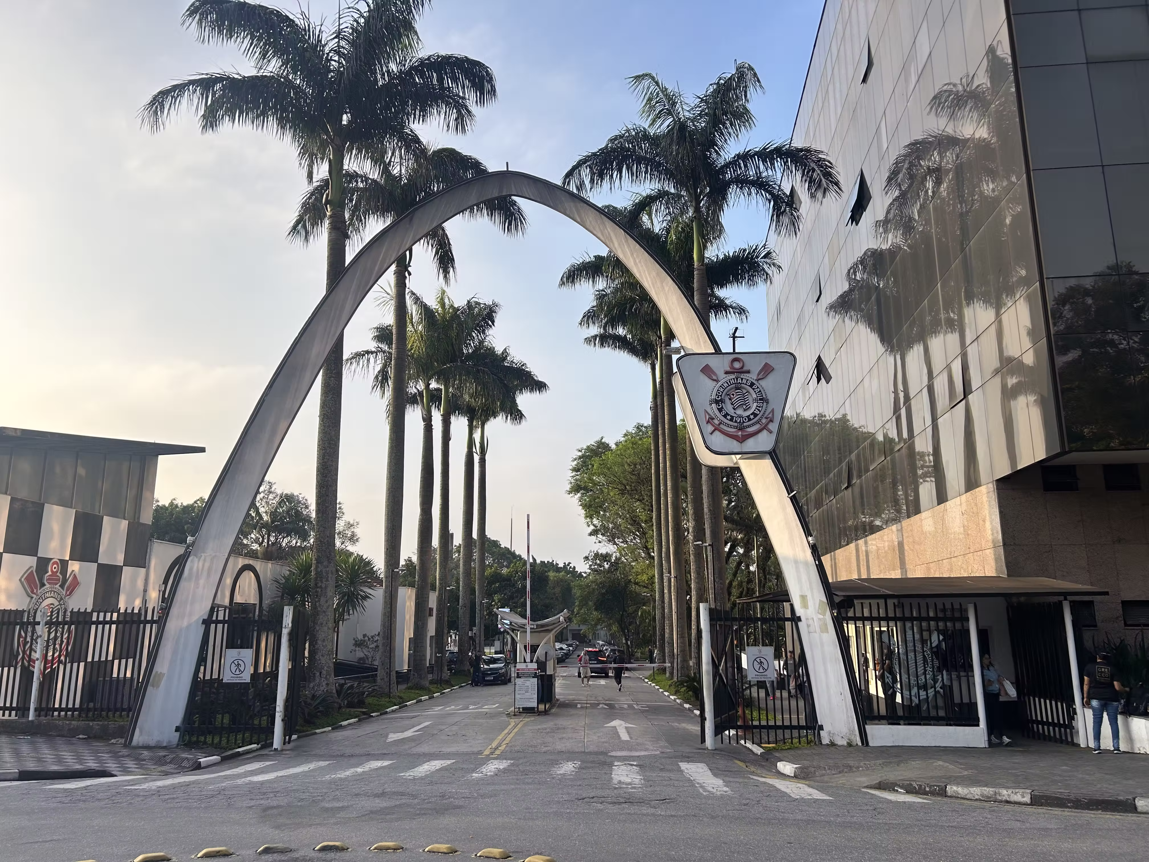 Fachada da sede social do Corinthians no Parque São Jorge